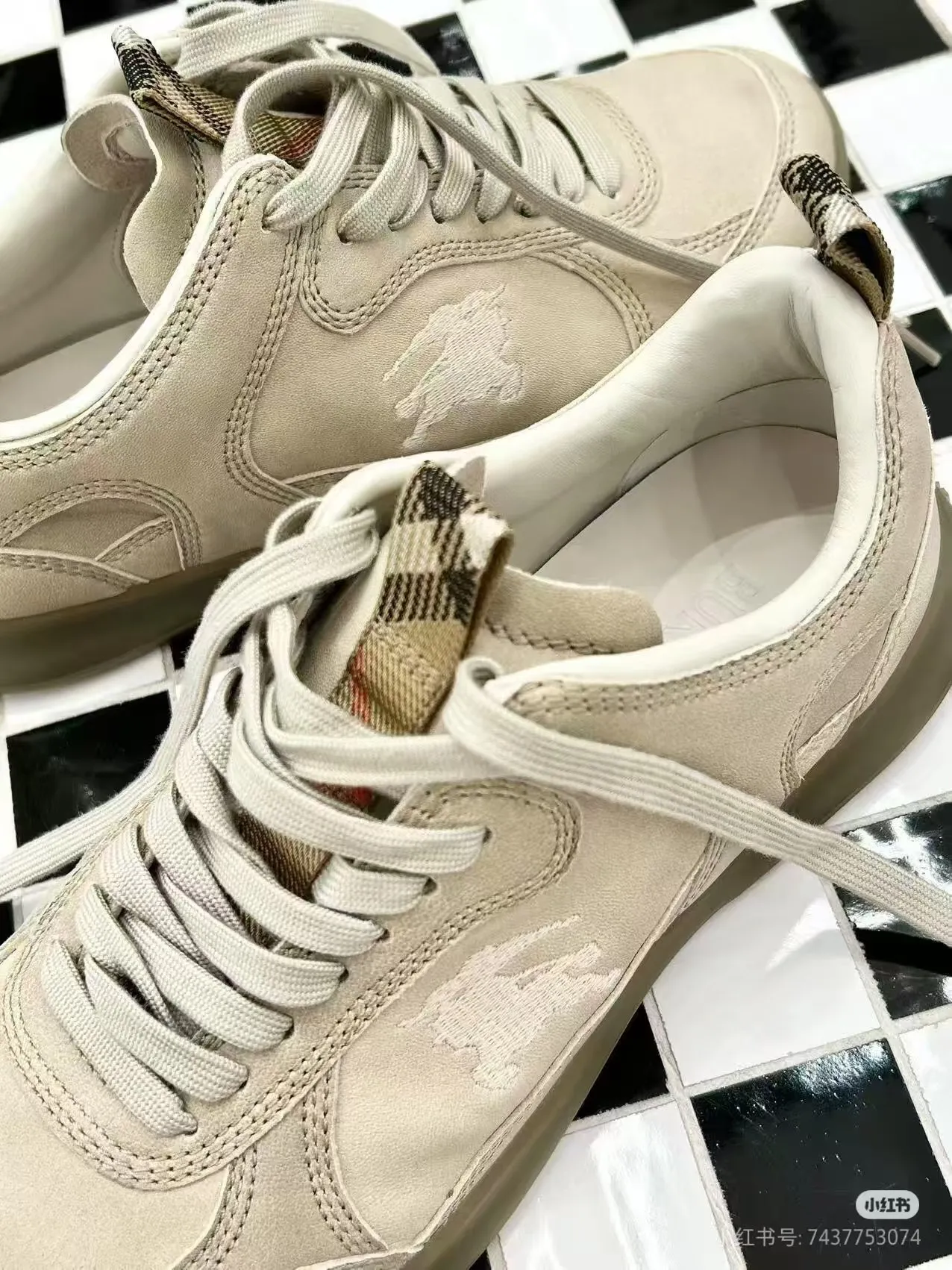 Men's men's shoes💰p420 "Burber＊" SU25 new MATRIX retro sneakers in calfskin. The main style of the summer fashion show is retro and casual, lightweight and comfortable. Burberry made its debut at the brand's 2025 summer fashion show. Made of refined Italian leather with tonal topstitching details, it's inspired by sporty design. Paired with lightweight soles and Burberry check sneakers, they are embellished with embroidery of the brand's Equestrian Knight logo (EKD). - Lace-up design - EKD embroidery on the side - EKD embroidery on the sole Size 38-44